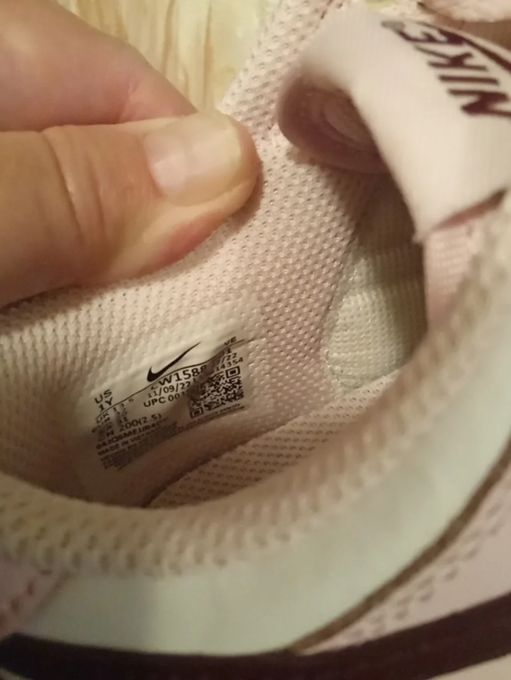 Girls Nikes Sz 1